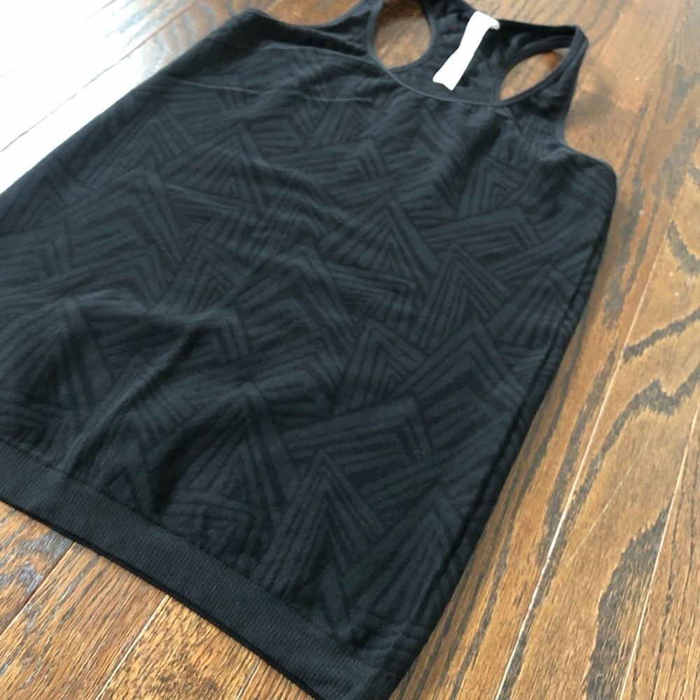 Fabletics Women’s S Olympus Seamless Razor Back Tank in Perfect Peak Black - EUC - Picture 4 of 9